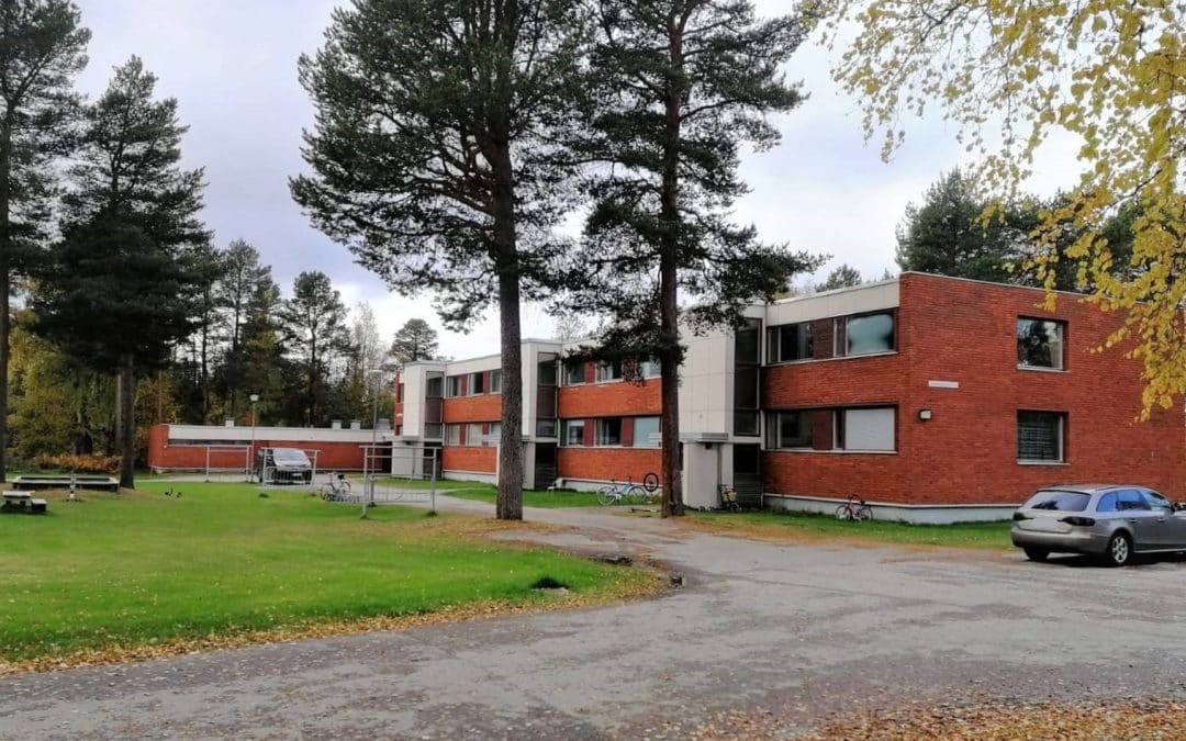 Rajanraidan pienkerrostalo.